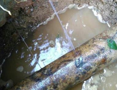 广灵楼顶渗水维修公司分享下地暖漏水的原因及检测方法。